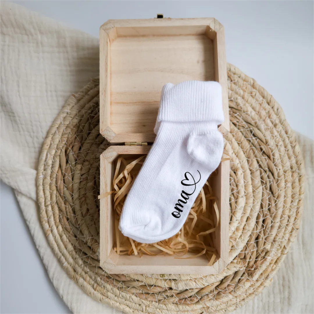 Aankondigingskistje met babysokjes - oma