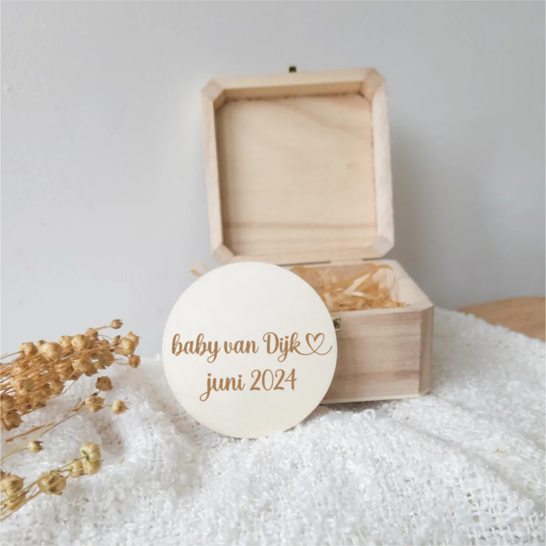 Aankondigigingskistje met houten schijf | baby achternaam